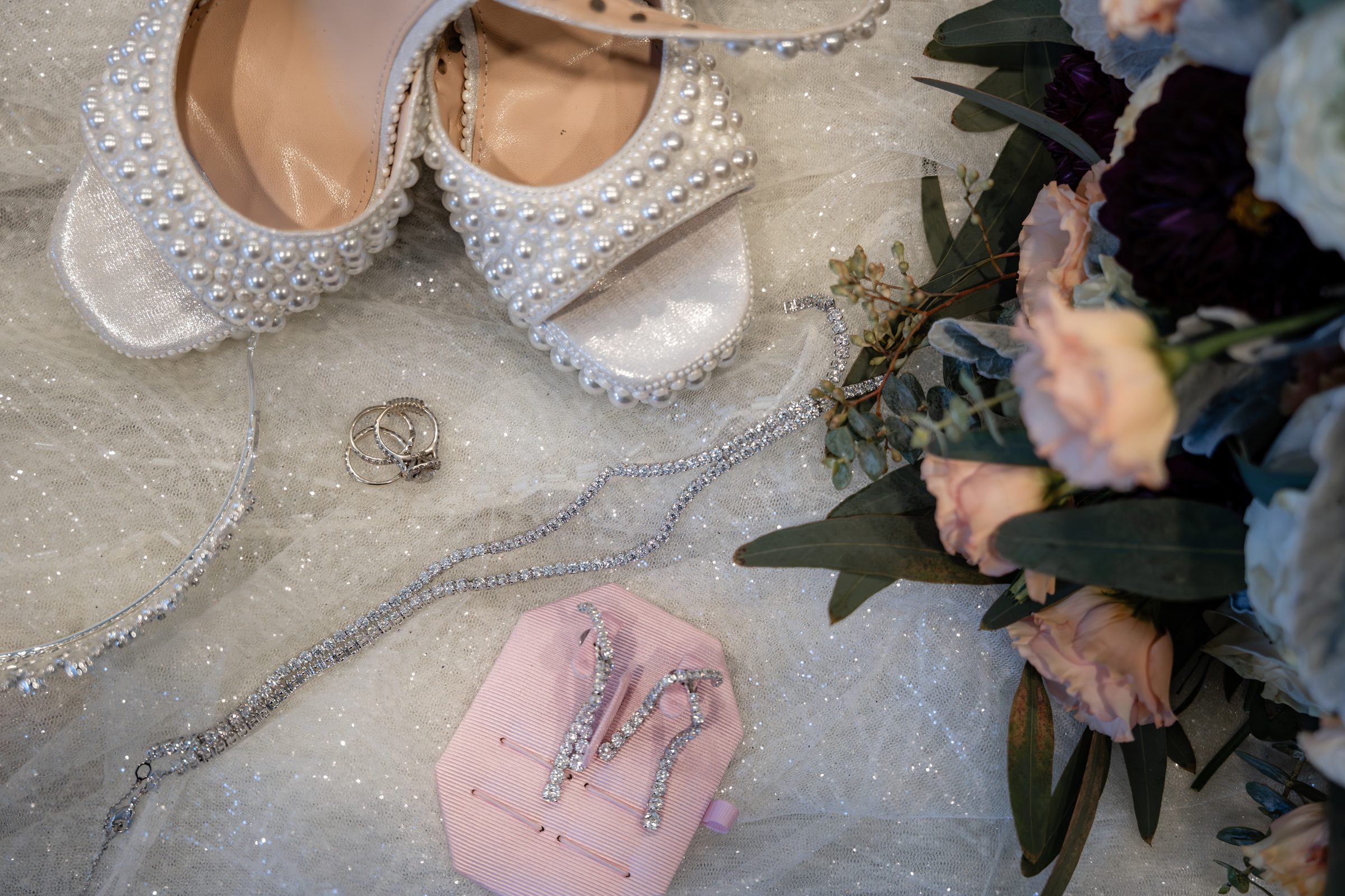 Detalles de boda: zapatos, anillos y joyería