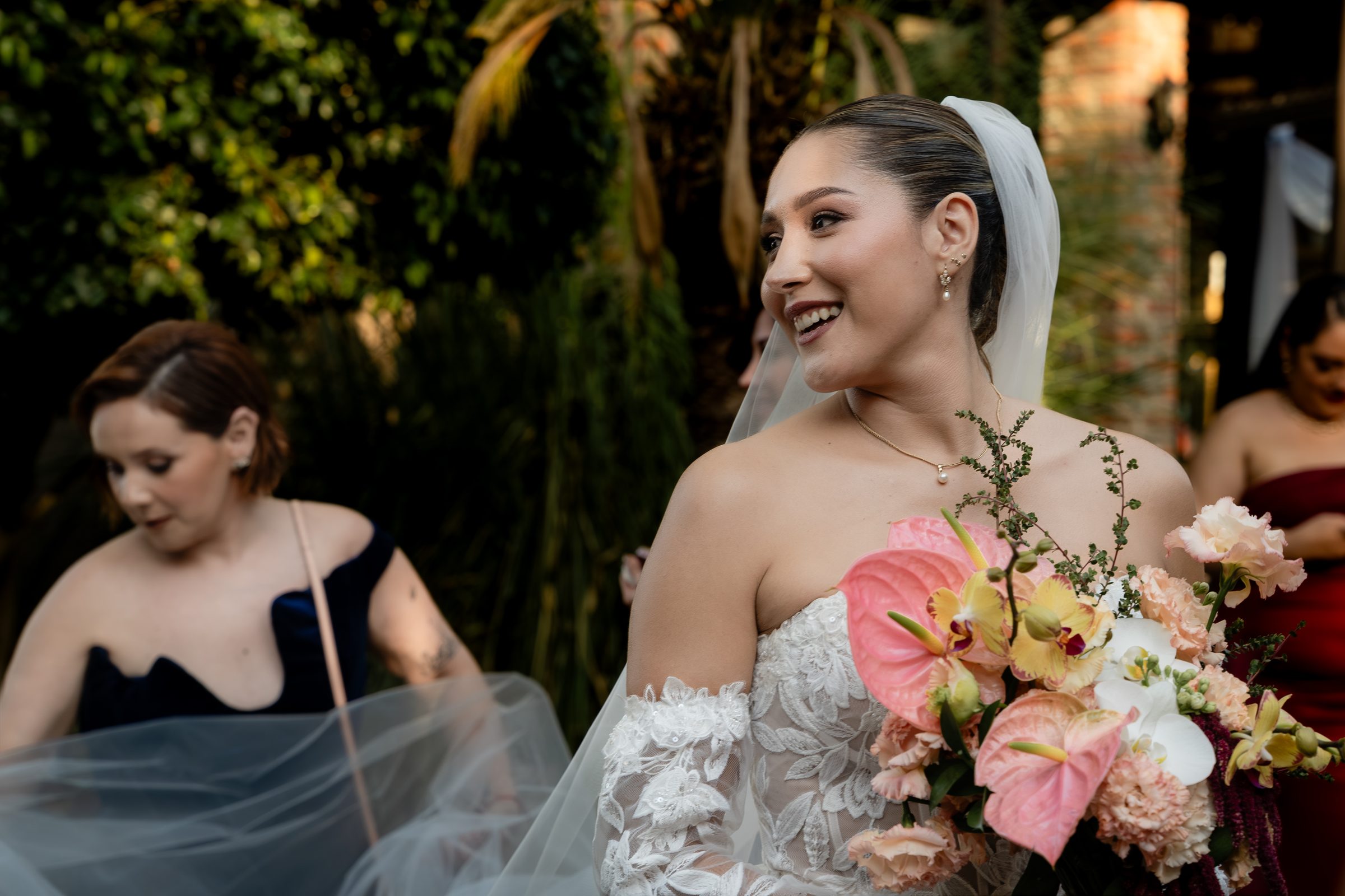 Retrato de la novia con su ramo de flores